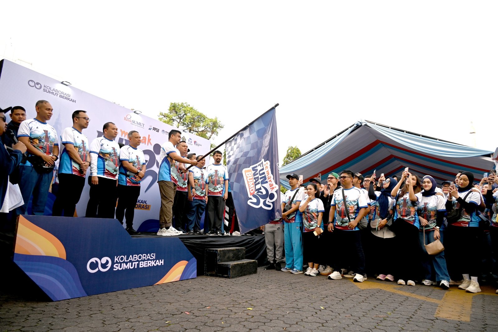 Gubernur Sumatera Utara Muhammad Bobby Afif Nasution memberikan arahan saat menghadiri Funwalk BUMD di kantor pusat Bank Sumut, Jalan Imam Bonjol Medan, Sabtu 22 Agustus 2026 (Foto: Jogi/instrumentasi.com)