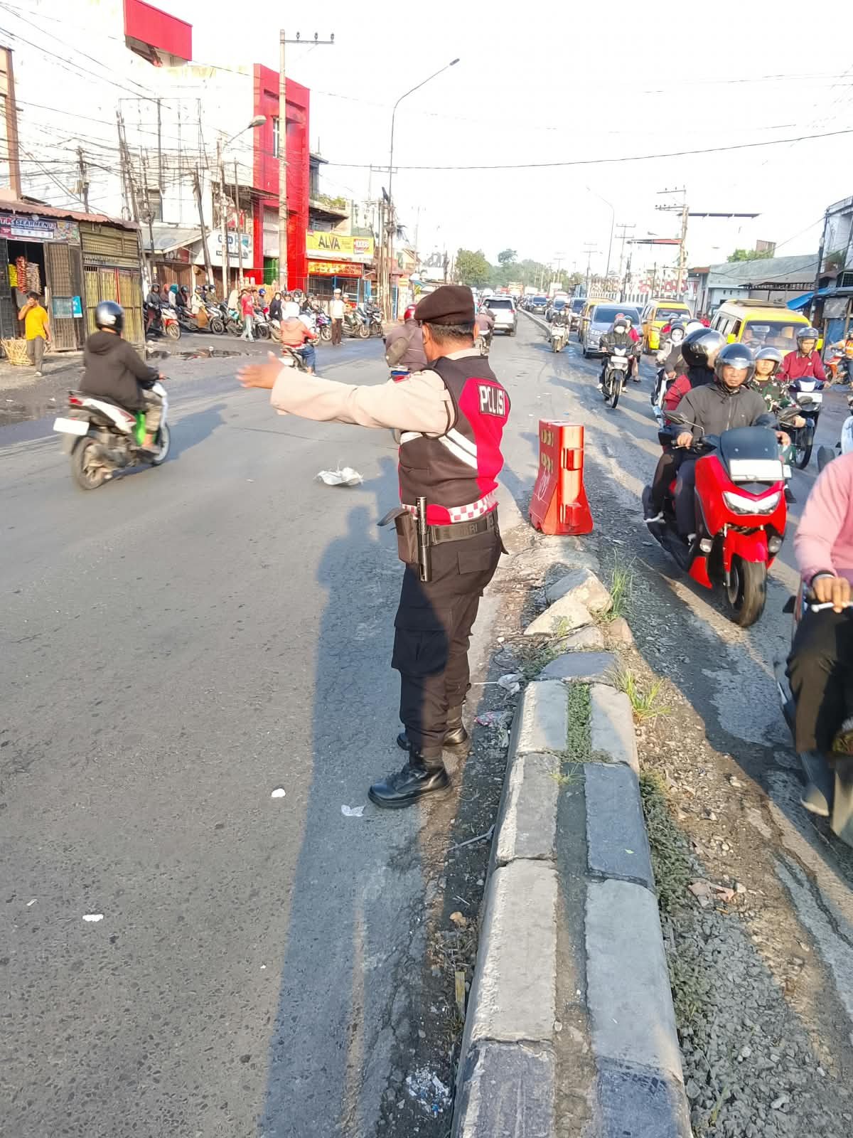 Kehadiran Polri untuk masyarakat. Personil Samapta Polsek Sunggal sigap mengatur lalu lintas dan membantu pelajar, pekerja, serta pejalan kaki saat jam sibuk pagi di Kampung Lalang, Senin (24/8/2026).