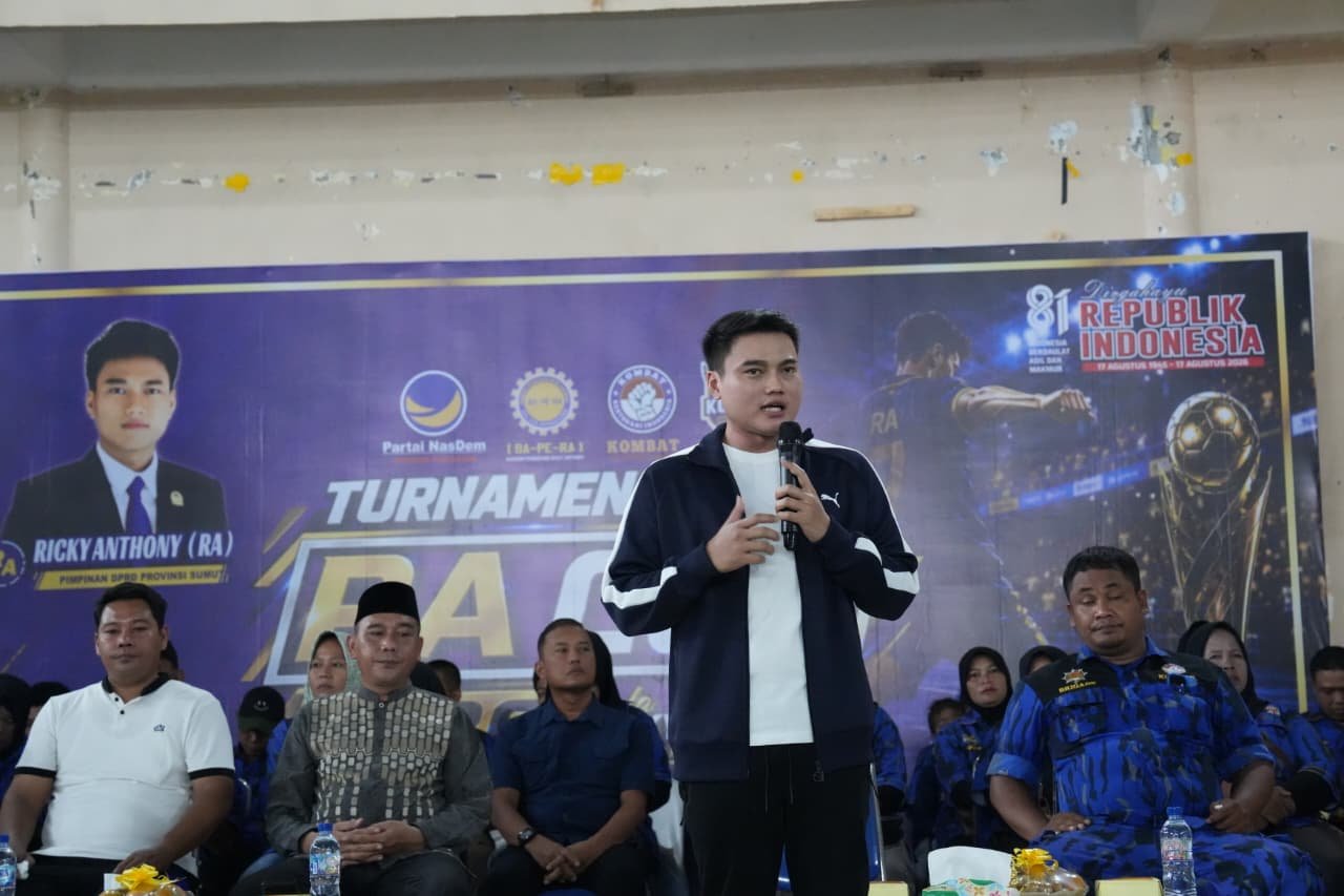 Pimpinan DPRD Sumut Ricky Anthony memberikan sambutan saat pembukaan Turnamen Futsal RA Cup 2026 di GOR Stabat, Minggu (23/8/2026).