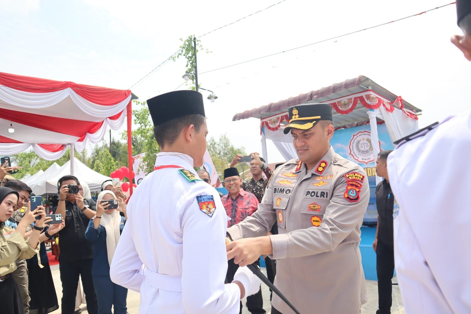Kapolres Binjai AKBP R. Bimo Moernanda, S.I.K., M.H. bersama Wali Kota Binjai Drs. H. Amir Hamzah, http://M.AP saat membuka kegiatan AKSADAYA berupa lomba Pengibaran Bendera dan Vapor tingkat pelajar di STKIP Budi Daya Binjai, Jalan Gaharu, Kelurahan Jati Makmur, Kecamatan Binjai Utara, Jumat 28 Agustus 2026. Foto: http://Instrumentasi.com