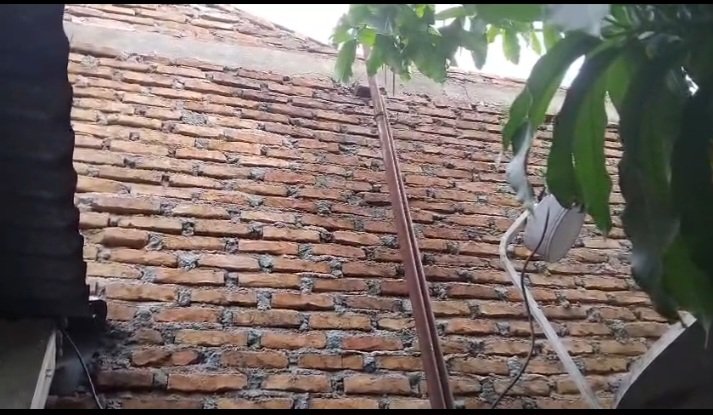 Bangunan kos milik Pintor Sitorus yang berdiri hingga batas tanah dan menutup akses cahaya warga, tetap dibangun meski sudah disegel DPRD Medan.