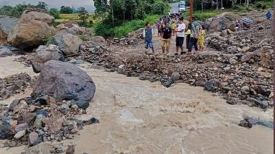 Aek Napa membesar hingga memutus jalan menuju Pakkat, Warga kewalahan menyeberangi sungai, Minggu 2 Agustus 2026 (Foto: Dok/instrumentasi.com)