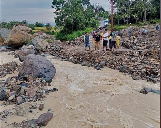 Aek Napa membesar hingga memutus jalan menuju Pakkat, Warga kewalahan menyeberangi sungai, Minggu 2 Agustus 2026 (Foto: Dok/instrumentasi.com)