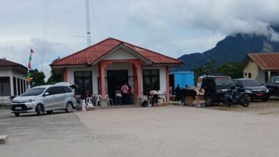 Warga dari Tarabintang dan Parlilitan mengeluhkan lokasi pembagian bantuan longsor di Aula Kantor Camat Onan Ganjang yang dinilai jauh dan memberatkan, Humbahas.