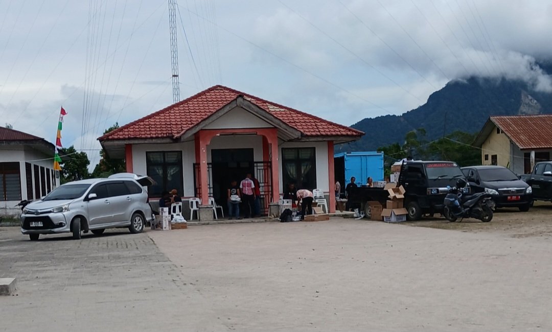 Warga dari Tarabintang dan Parlilitan mengeluhkan lokasi pembagian bantuan longsor di Aula Kantor Camat Onan Ganjang yang dinilai jauh dan memberatkan, Humbahas.
