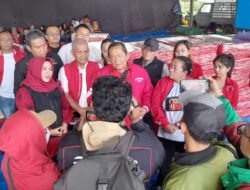 Bawa Ratusan Logistik Pengungsi Sinabung, Rapidin Simbolon Tegaskan PDI Perjuangan Hadir di Tengah Rakyat