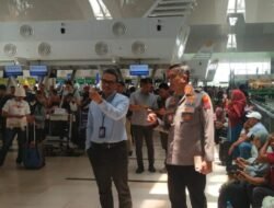 Polresta Deli Serdang Pantau Keamanan dan Berikan Pelayanan Kesehatan kepada Penumpang Terdampak Pembatalan Penerbangan di Bandara Kualanamu