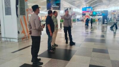 Kapolresta Deli Serdang Kombes Pol. Hendria Lesmana memantau situasi di area terminal keberangkatan Bandara Internasional Kualanamu, Kabupaten Deli Serdang, Rabu (09/09/2026). Foto: http://Instrumentasi.com)