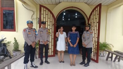 Kapolsek Binjai AKP Siti Asiyah, M.Pd., bersama personel saat mengamankan ibadah dan membagikan snack kepada anak-anak jemaat di Gereja HKBP Pasar VII, Minggu (13/9/2026). FOTO/Instrumentasi.com
