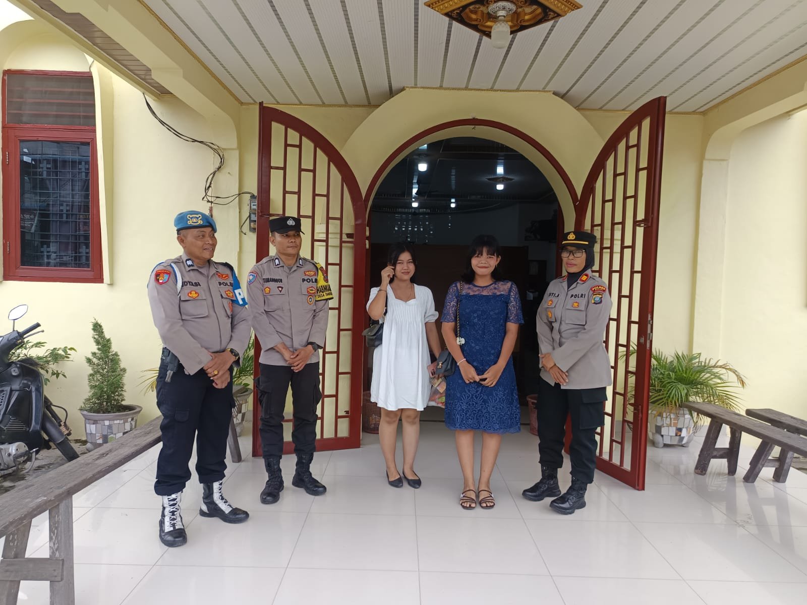 Kapolsek Binjai AKP Siti Asiyah, M.Pd., bersama personel saat mengamankan ibadah dan membagikan snack kepada anak-anak jemaat di Gereja HKBP Pasar VII, Minggu (13/9/2026). FOTO/Instrumentasi.com