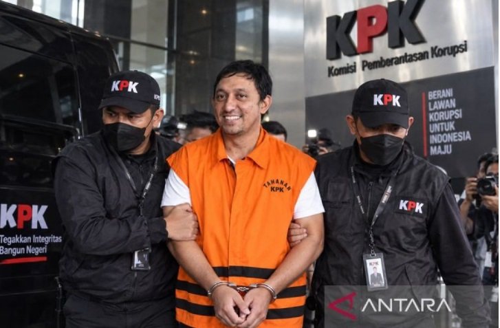 Komisi Pemberantasan Korupsi (KPK) menetapkan delapan orang sebagai tersangka dalam kasus dugaan suap pengurusan Hak Guna Bangunan