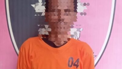 Satreskrim Polres Binjai mengamankan pelaku curat berinisial DN alias Fuek (41) beserta barang bukti obeng dan tang yang digunakan mencongkel rumah korban di Binjai Utara, Senin (14/9/2026). FOTO/Instrumentasi.com