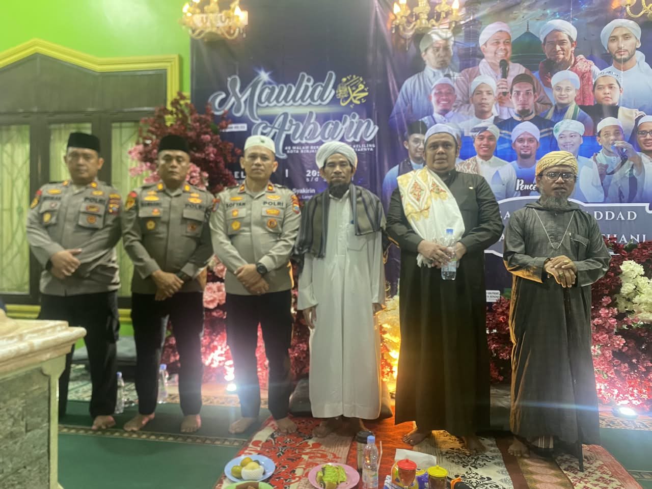 Wakapolres Binjai Kompol Sofyan H. Nasution, S.H., M.H., bersama jamaah saat menghadiri Maulid Arba'in ke-30 di Masjid As-Syakirin, Kecamatan Selesai, Langkat, Selasa 15 September 2026 malam. (Foto: Dok/instrumentasi.com)