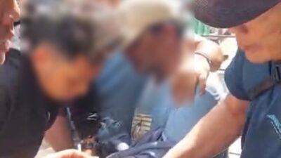 Kasat Narkoba Polrestabes Medan AKBP Rafli Yusuf Nugraha menunjukkan barang bukti 880 gram ganja dari pelaku M (56) yang diamankan di Jalan Bunga Cempaka Medan. FOTO: Humas Polrestabes Medan.