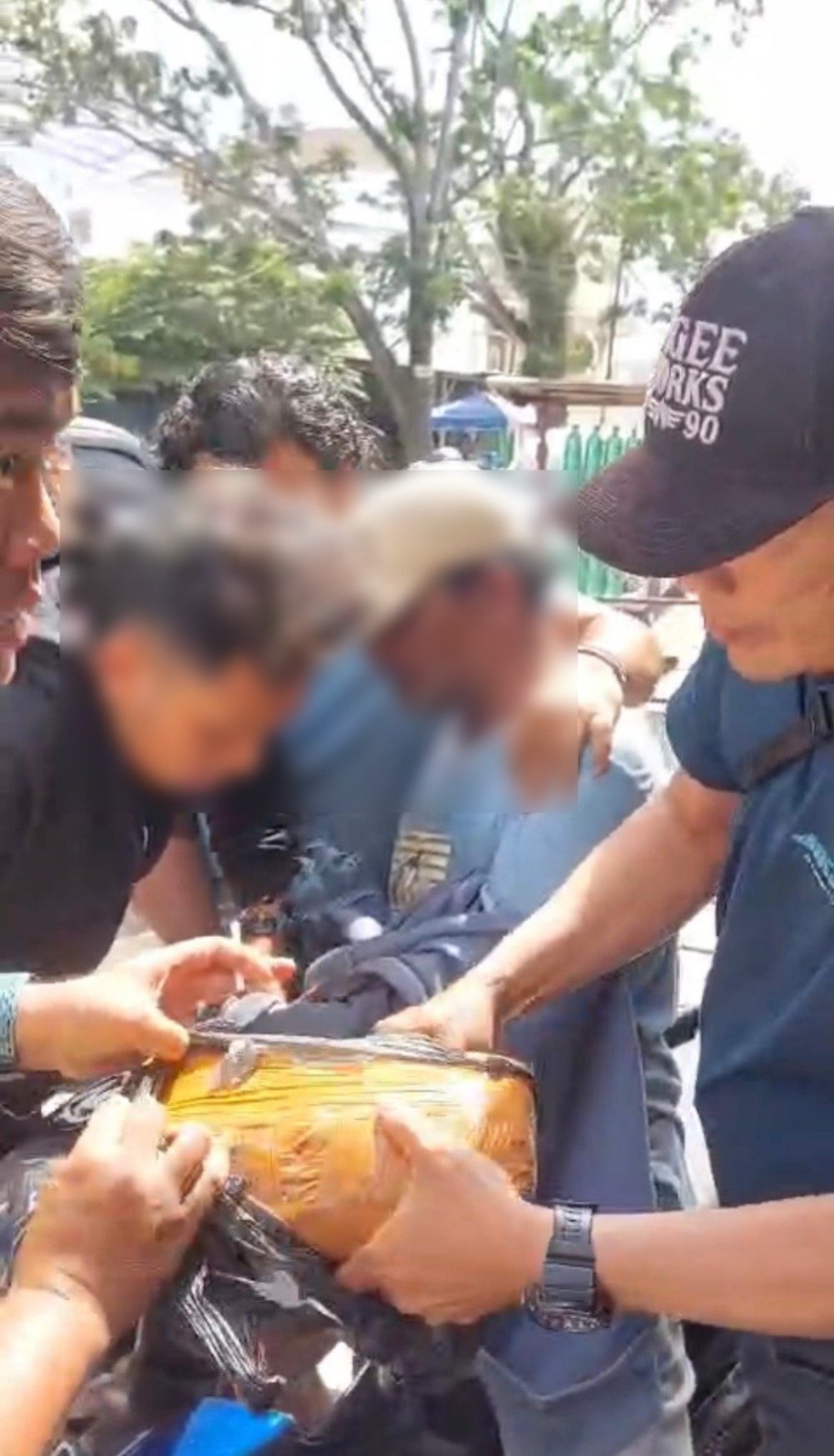 Kasat Narkoba Polrestabes Medan AKBP Rafli Yusuf Nugraha menunjukkan barang bukti 880 gram ganja dari pelaku M (56) yang diamankan di Jalan Bunga Cempaka Medan. FOTO: Humas Polrestabes Medan.