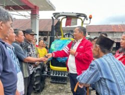Dari Aspirasi Reses ke Lahan Pertanian, Rapidin Simbolon Serahkan Traktor untuk Petani