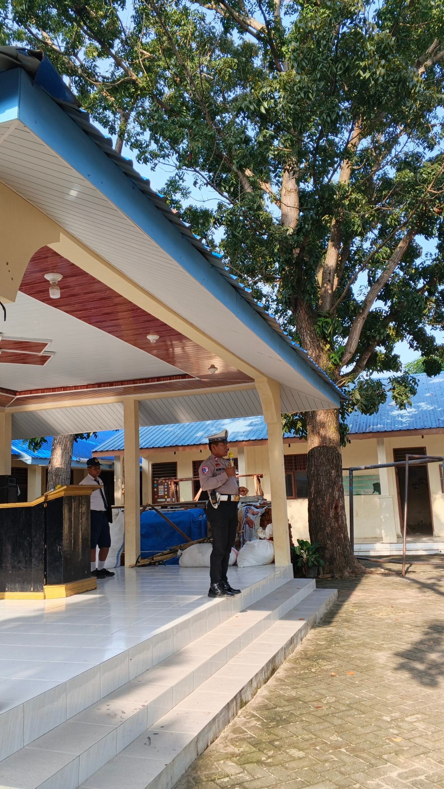 Panit 2 Binmas Polsek Sunggal Aiptu Rudi S. Silalahi memberikan pembinaan kepada siswa-siswi Yayasan Pendidikan Bina Agung melalui program Police Go To School di Sunggal, Deli Serdang, Senin (21/9/2026). FOTO: Dok. Polsek Sunggal.