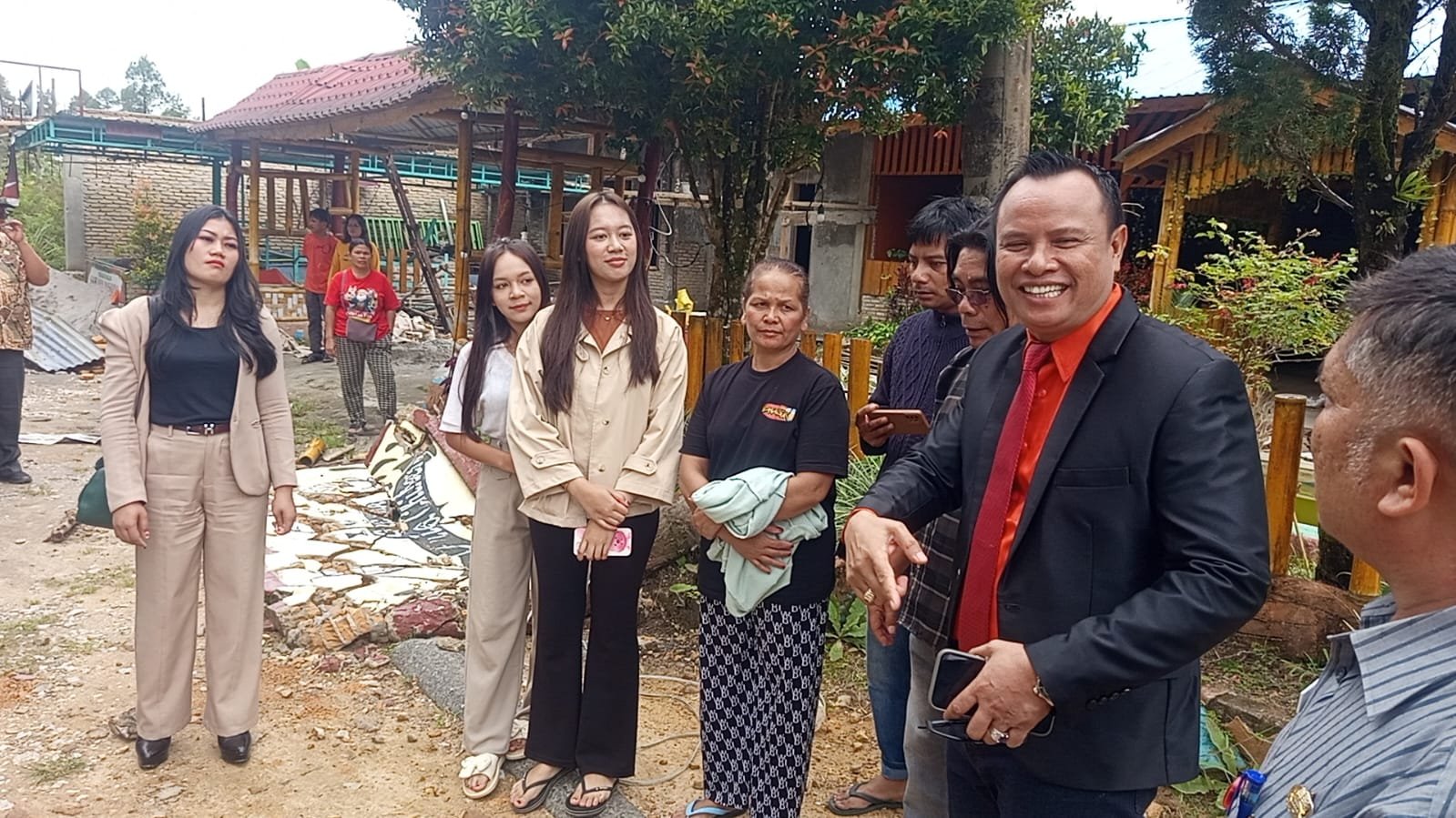 Suasana di Dusun Sarsiantar usai pencabutan garis polisi di Gresia Resto, Selasa 22 September 2026 (Foto: Dok/instrumentasi.com)