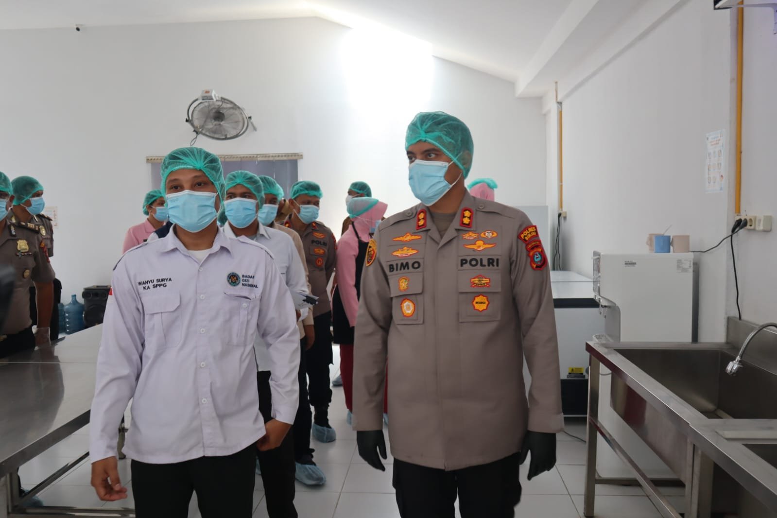 Kapolres Binjai AKBP R. Bimo Moernanda, S.I.K., M.H., bersama Ketua Bhayangkari Cabang Binjai Ny. Tika Bimo melakukan pemeriksaan saat audit SPPG Polres Binjai di Sendang Rejo 2, Binjai, Senin (21/9). Foto: Humas Polres Binjai/Instrumentasi.com
