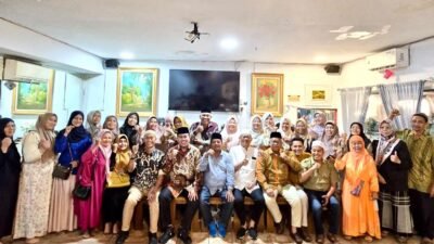 Ketua FISABI MAN 89 Ir. Ulul Azmi Rau bersama Prof. Dr. H. Muzakkir, M.Ag., dan pengurus saat pengajian triwulan Alumni FISABI MAN 89 di Medan, Minggu (21/9). Foto: Dok/Instrumentasi.com)
