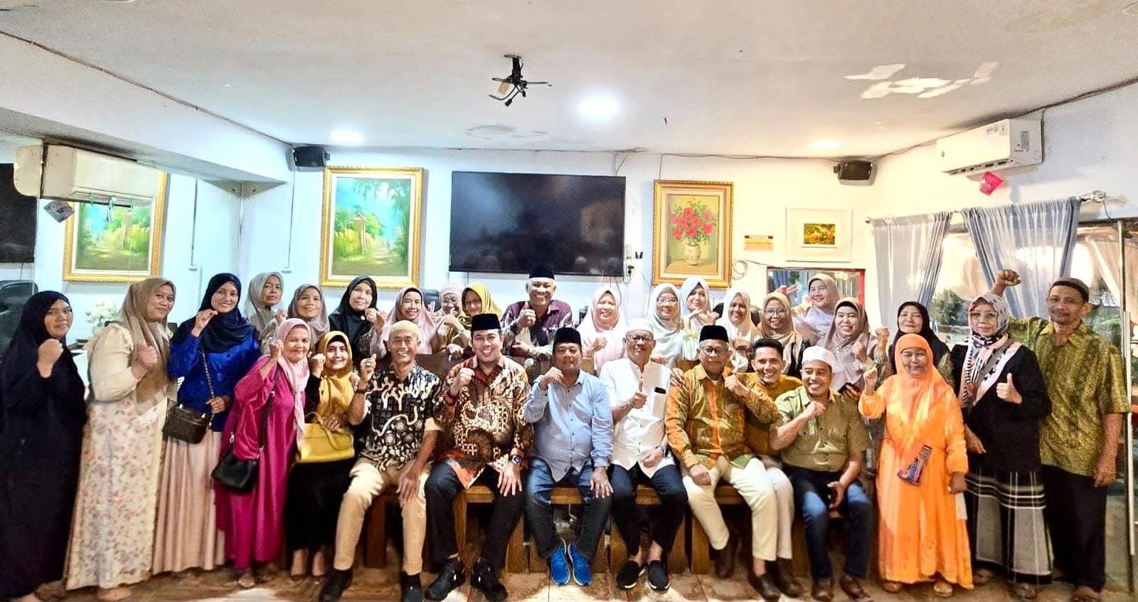 Ketua FISABI MAN 89 Ir. Ulul Azmi Rau bersama Prof. Dr. H. Muzakkir, M.Ag., dan pengurus saat pengajian triwulan Alumni FISABI MAN 89 di Medan, Minggu (21/9). Foto: Dok/Instrumentasi.com)