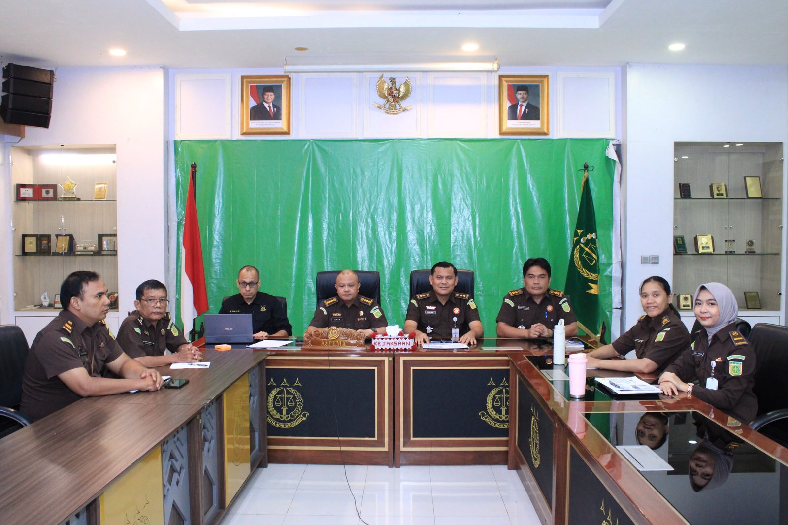 Asisten Pemulihan Aset Kejati Sumut Dr. Muhamad Ilham Samuda, S.H., M.H., memimpin rapat koordinasi virtual bersama seluruh Kajari dan Kasi PAPBB se-Sumut dari ruang rapat lantai II Kejati Sumut, Selasa (22/9). Foto: Kejati Sumut/Instrumentasi.com