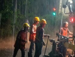 Hotmix Ruas Sukaramai-Salak Digelar Saat Hujan, Mutu Dipertanyakan