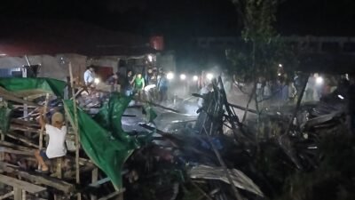 Puing-puing rumah papan yang rata dengan tanah setelah dilalap si jago merah akibat ledakan kompor gas di Desa Parbotihan, Jumat (9/10/2026) malam.