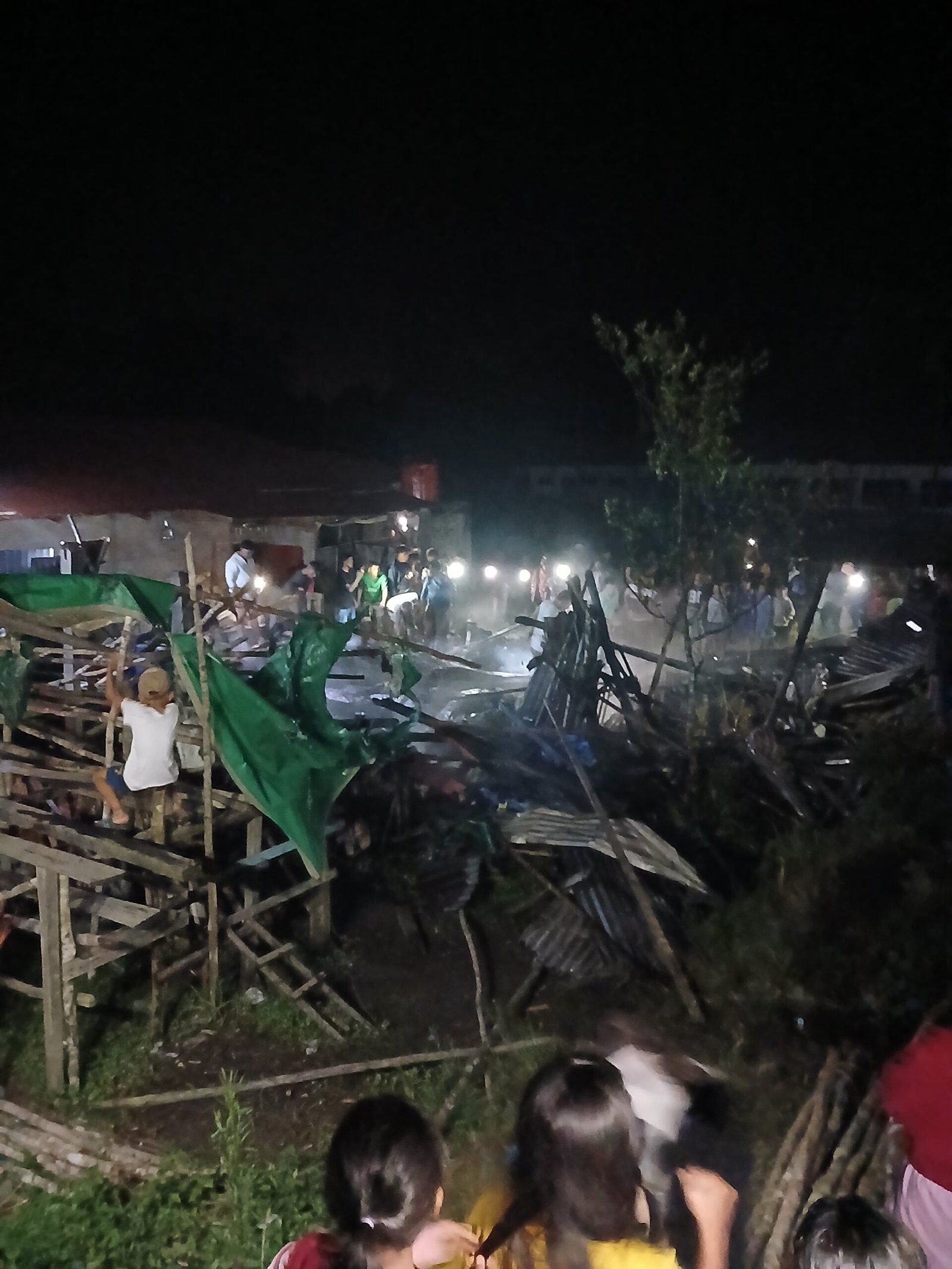 Puing-puing rumah papan yang rata dengan tanah setelah dilalap si jago merah akibat ledakan kompor gas di Desa Parbotihan, Jumat (9/10/2026) malam.