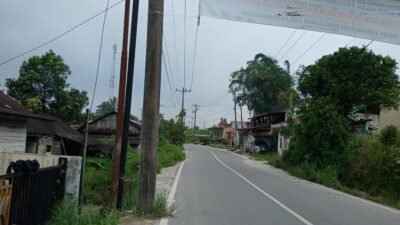 Kondisi tiang jaringan WiFi yang dipasang tidak sesuai standar umum di tepi jalan provinsi, tampak berdiri mepet marka jalan dan berdempetan dengan tiang lain, rawan bahayakan pengguna jalan.