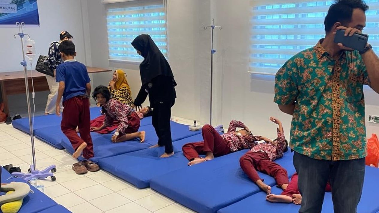 Suasana perawatan siswa SD Negeri 060870 Medan yang diduga keracunan Makanan Bergizi Gratis di RSU Imelda Medan, Jumat (9/10/2026).