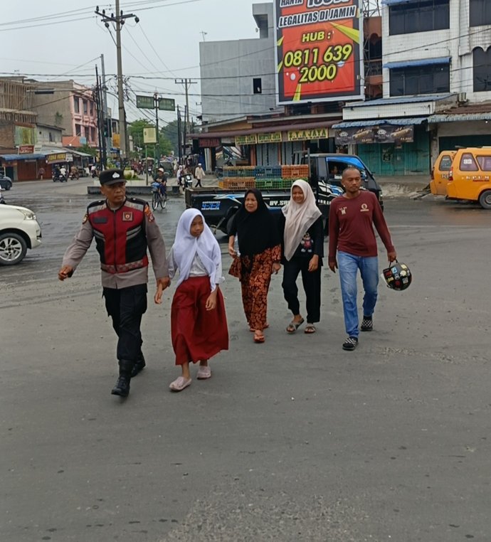 Personel Unit Samapta Polsek Sunggal sigap mengatur arus lalu lintas pada kegiatan Strong Point pagi di Simpang Kampung Lalang, Kamis 1 Oktober 2026. (Foto: Isron/instrumentasi.com).