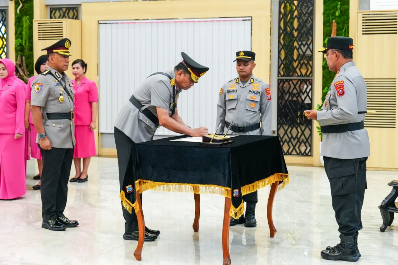 Kapolda Sumut Irjen Pol Whisnu Hermawan Februanto memimpin sertijab Irwasda Polda Sumut dari Brigjen Pol Nanang Masbudi kepada Kombes Pol Feri Handoko Soenarso di Aula Tribrata Polda Sumut, Rabu (30/9).
