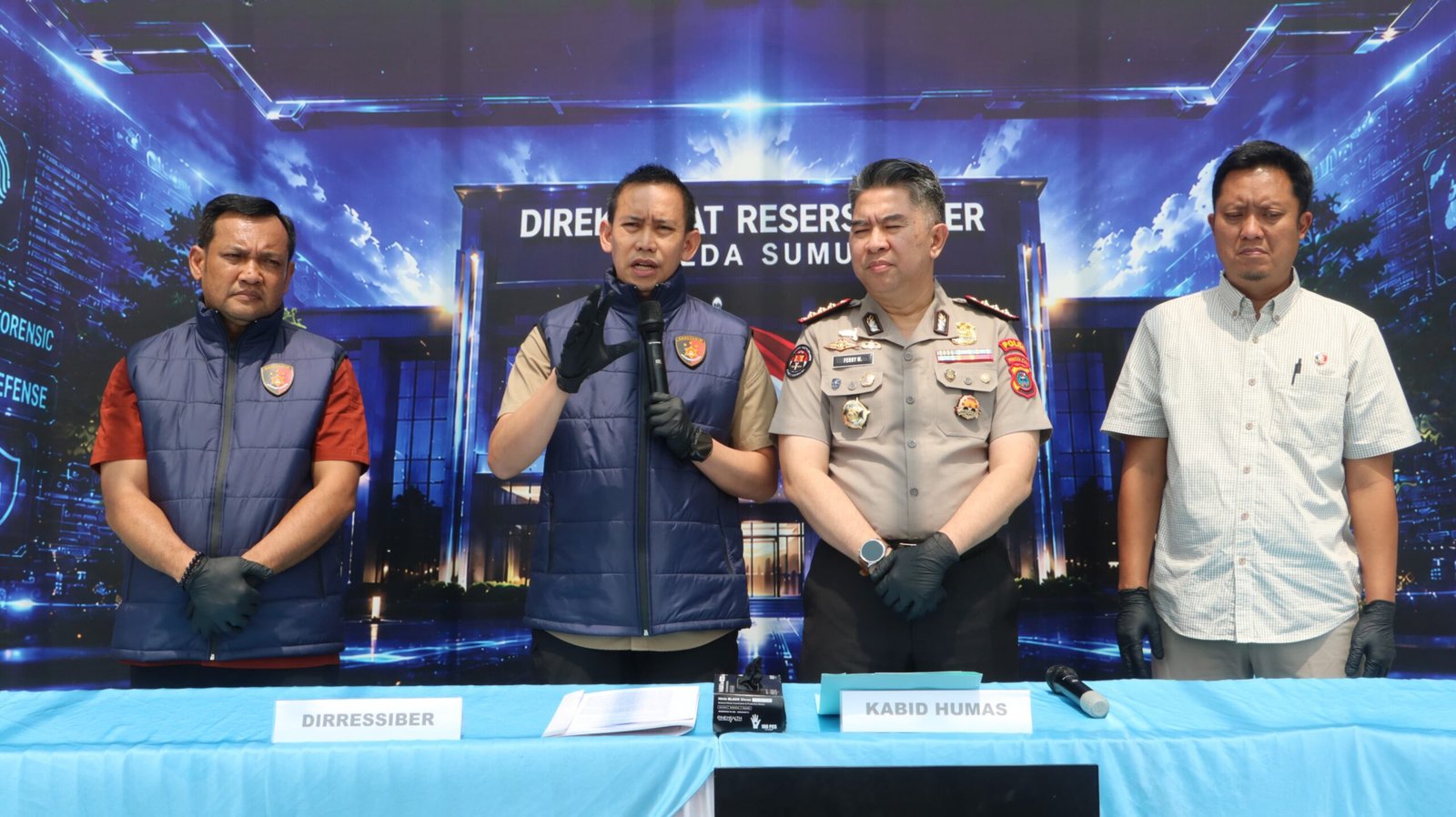 Dirressiber Polda Sumut Kombes Pol Bayu Wicaksono menunjukkan barang bukti pengungkapan judi online Nextplay88 dengan tersangka MA dan DH di Mapolda Sumut, Kamis (1/10/2026).