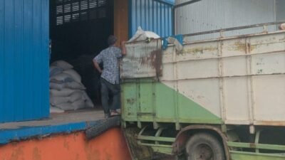 Kapolres Binjai AKBP R. Bimo Moernanda saat melepas pengiriman 8 ton jagung program ketahanan pangan ke Gudang Bulog Pulau Brayan Medan, Rabu (30/9/2026).