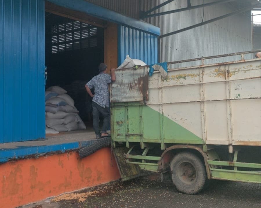 Kapolres Binjai AKBP R. Bimo Moernanda saat melepas pengiriman 8 ton jagung program ketahanan pangan ke Gudang Bulog Pulau Brayan Medan, Rabu (30/9/2026).