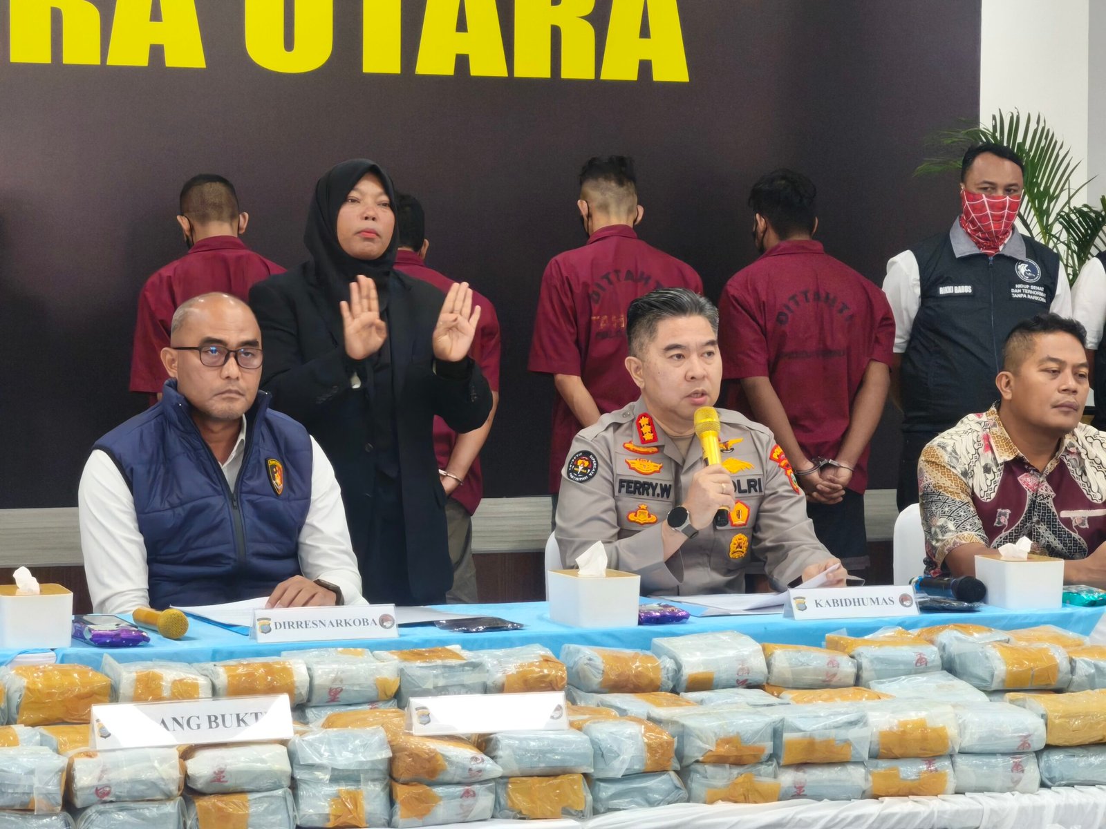 Dirresnarkoba Polda Sumut Kombes Pol Dr. Andy Arisandi memaparkan pengungkapan 244 kg sabu dengan 9 tersangka saat konferensi pers di Aula Ditresnarkoba Polda Sumut, Jumat (2/10/2026).