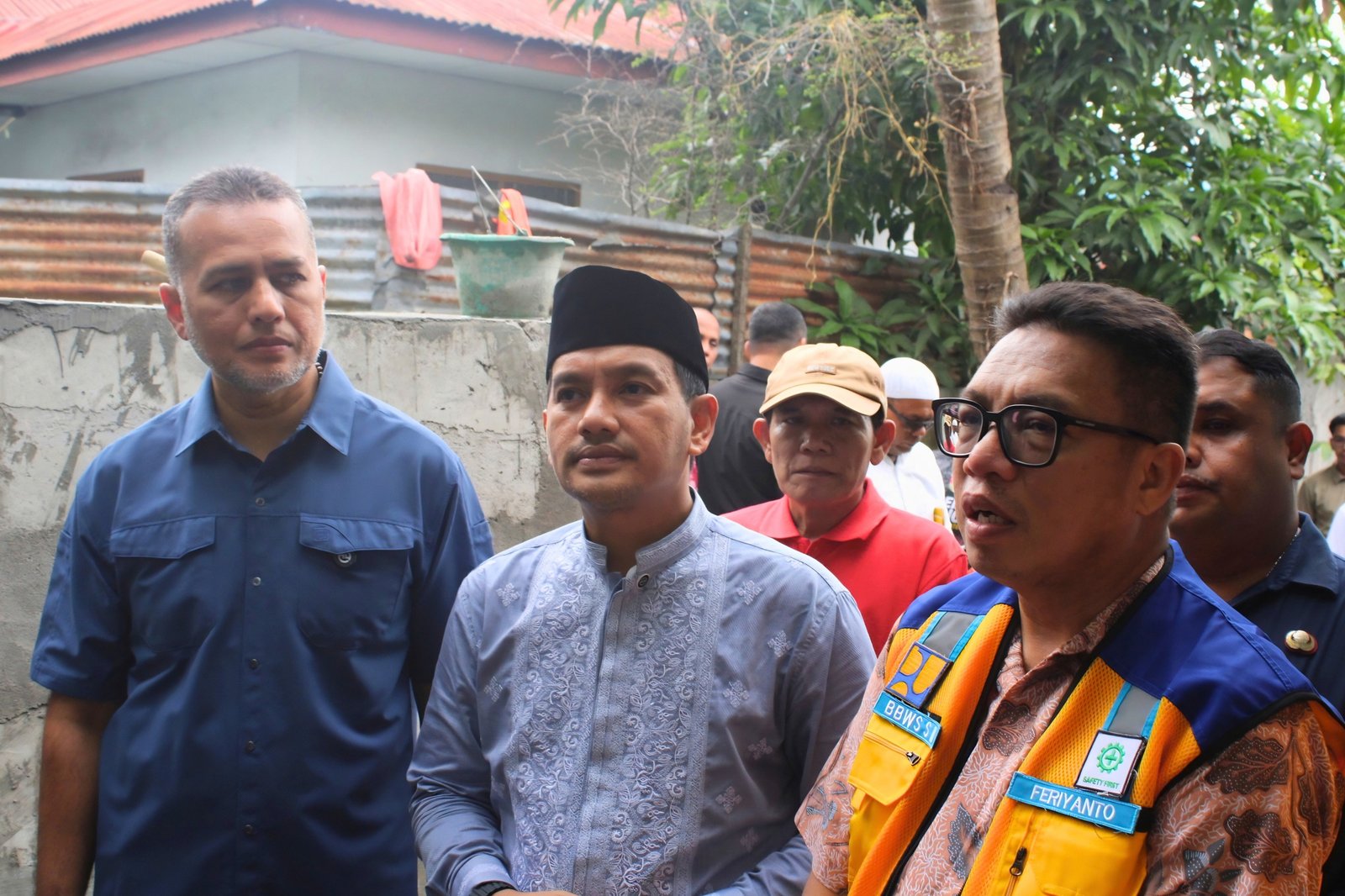 Wali Kota Tebing Tinggi H. Iman Irdian Saragih mendampingi Anggota Komisi V DPR RI Musa Rajekshah (Ijeck) dan Kepala BBWS Sumatera II Medan Feriyanto Pawenrusi saat meninjau tanggul penahan banjir Sungai Padang di Jalan Anturmangan, Jumat (2/10/2026).