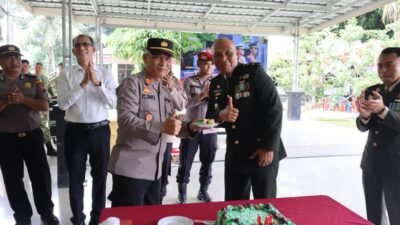 Personel Polresta Deli Serdang berikan kejutan dan ucapan HUT ke-81 TNI di Kodim 0204/Deli Serdang dan 4 satuan TNI lainnya, Senin (5/10/2026).