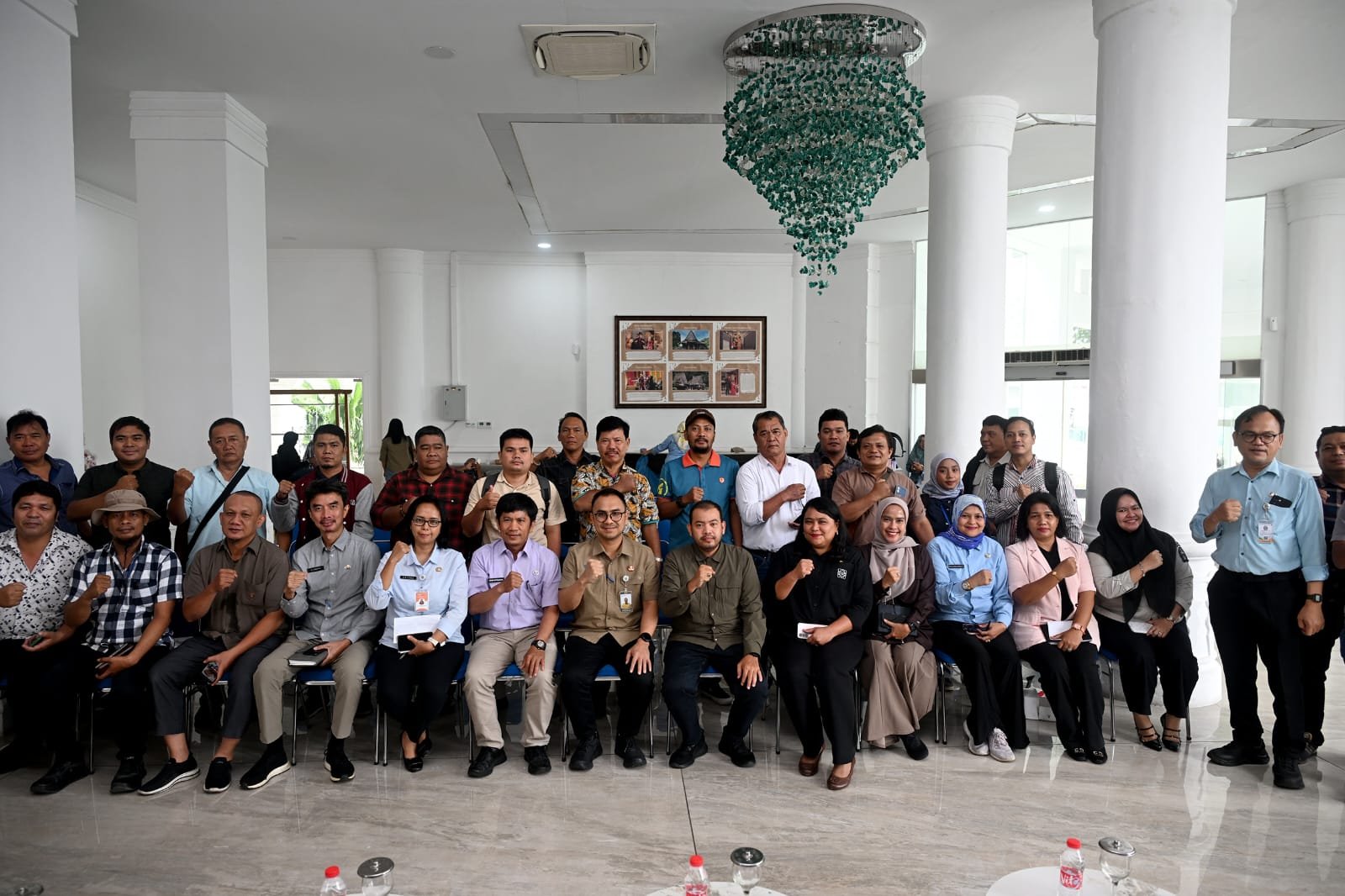 Kepala Biro Perekonomian Setdaprovsu Evan Botung Daulay jelaskan strategi Pemprov Sumut tekan harga cabai dan jaga inflasi dalam konferensi pers di Kantor Gubernur Sumut, Selasa (6/10/2026).