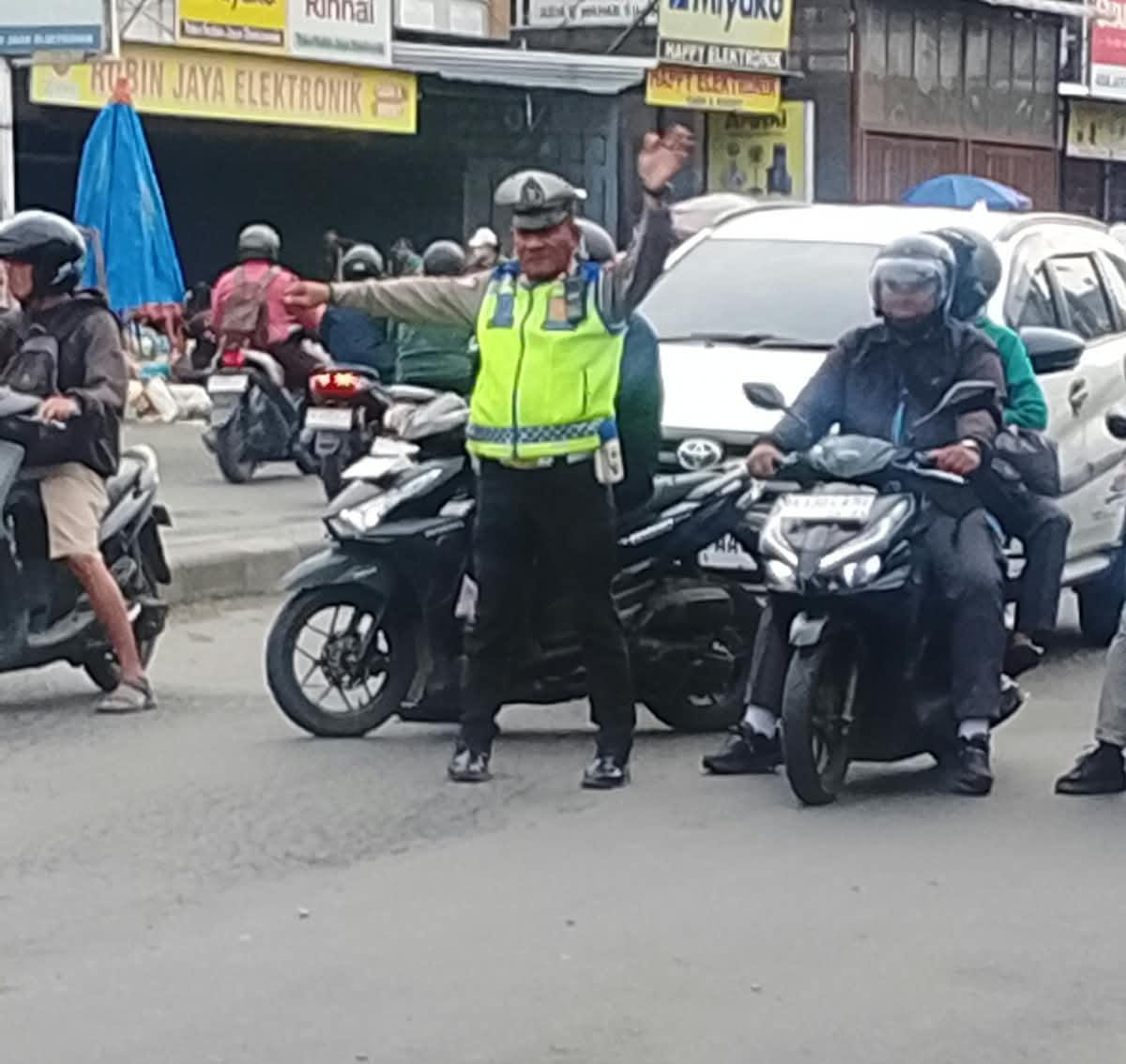 pengaturan dan pengamanan arus lalu lintas di sejumlah titik yang menjadi jalur aktivitas masyarakat dan pelajar, Selasa (6/10/2026) pagi.