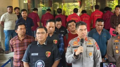 Kabid Humas Polda Sumut Kombes Pol Ferry Walintukan paparkan hasil ungkap 654 kasus curas dan curat dengan 712 tersangka serta barang bukti 1.638 tandan sawit dan 111 motor di Mapolda Sumut, Selasa (6/10/2026).