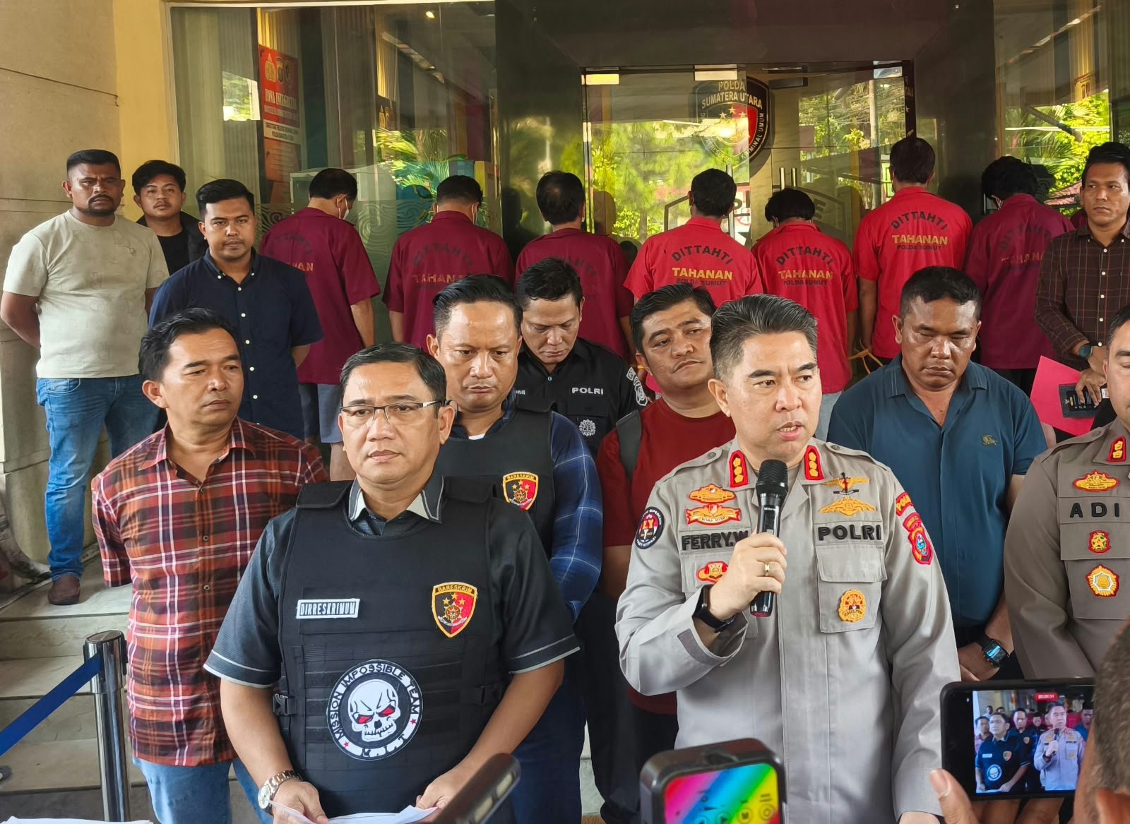 Kabid Humas Polda Sumut Kombes Pol Ferry Walintukan paparkan hasil ungkap 654 kasus curas dan curat dengan 712 tersangka serta barang bukti 1.638 tandan sawit dan 111 motor di Mapolda Sumut, Selasa (6/10/2026).
