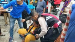 Wanita Tergeletak di Depan Masjid Jamik Lalang, Polisi Sigap Tolong Korban