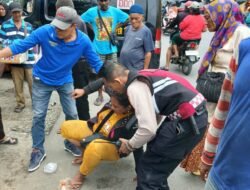 Wanita Tergeletak di Depan Masjid Jamik Lalang, Polisi Sigap Tolong Korban