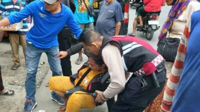 Wanita Tergeletak di Depan Masjid Jamik Lalang, Polisi Sigap Tolong Korban