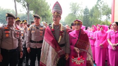 Kapolda Sumut Irjen Sonny Irawan Disambut Adat Melayu-Batak di Mapolda