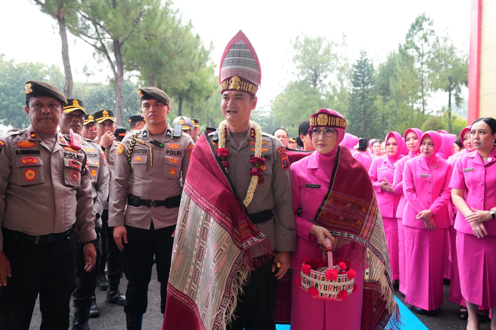 Kapolda Sumut Irjen Pol. Sonny Irawan disambut adat Melayu-Batak dengan pengalungan bunga dan ulos saat tiba di Mapolda Sumut, Kamis (8/10/2026).