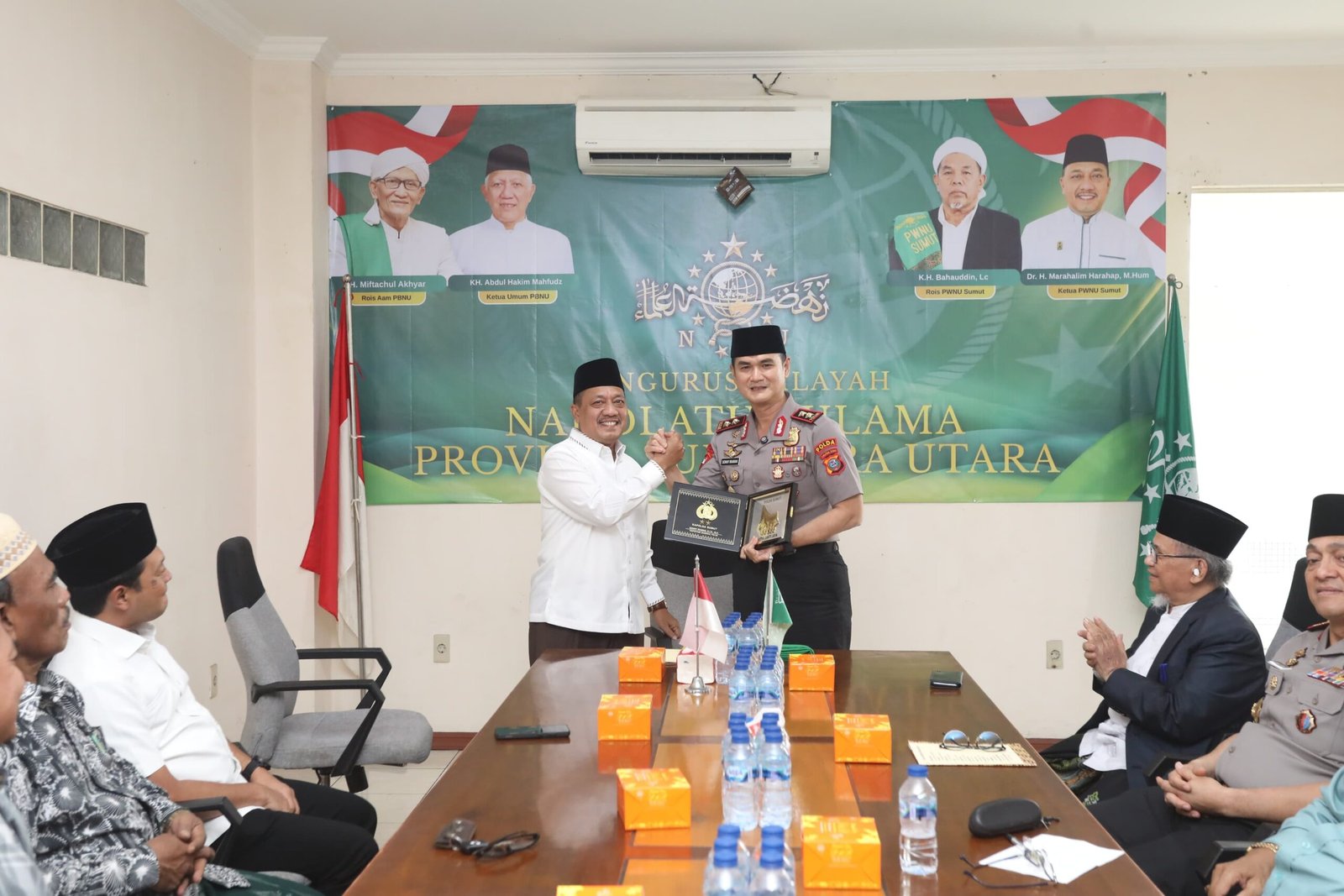 Kapolda Sumut Irjen Pol. Sonny Irawan silaturahmi dengan Ketua PWNU Sumut Dr. K.H. Marahalim Harahap di Kantor PWNU Sumut Jalan Sei Batang Hari Medan, Rabu (14/10/2026).