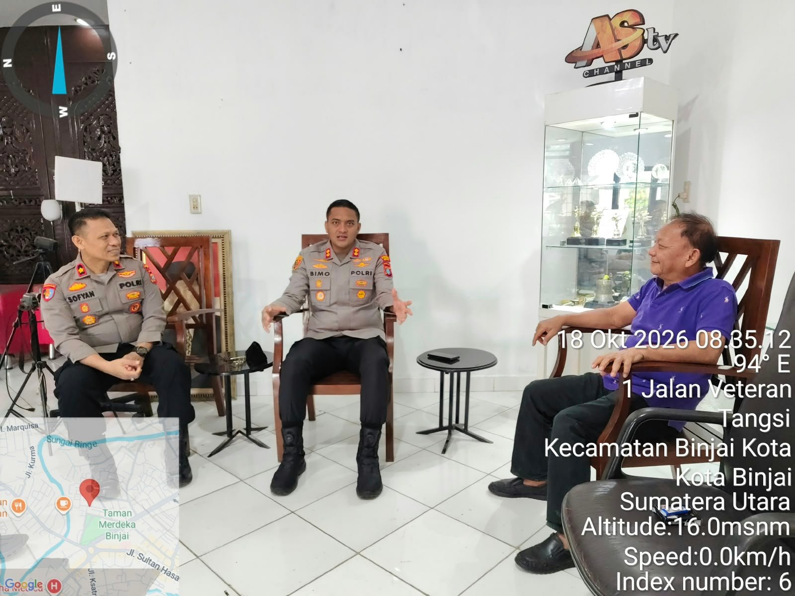 Kapolres Binjai AKBP R. Bimo Moernanda, S.I.K., M.H., bersilaturahmi dengan tokoh masyarakat Edi Aswari di Jalan Veteran, Kelurahan Tangsi, Binjai Kota, Minggu (18/10/2026) pukul 09.30 WIB.